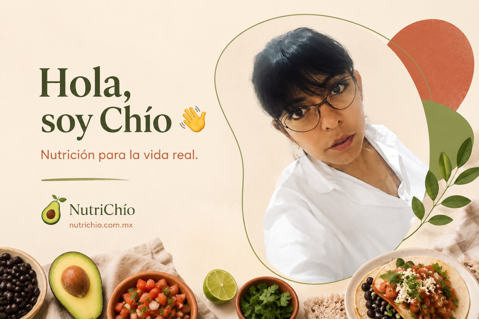 Chío, de NutriChío, en una composición visual con alimentos mexicanos